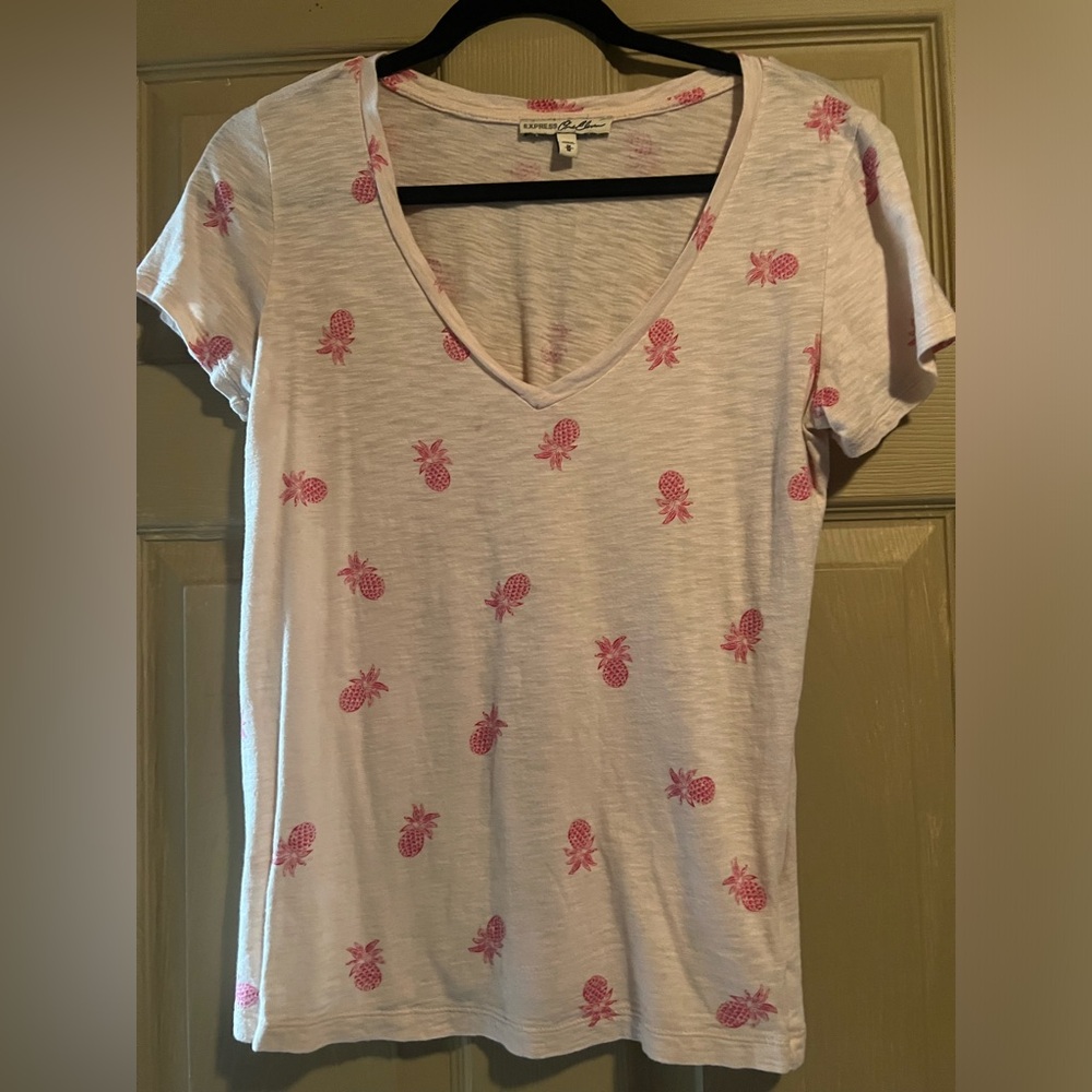 Ladies Express vneck tee size medium